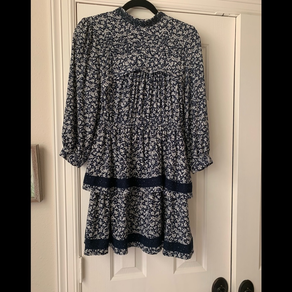 Chelsea & Violet, Floral Midi Dress
Navy & White
Sz Small
Excellent condition
